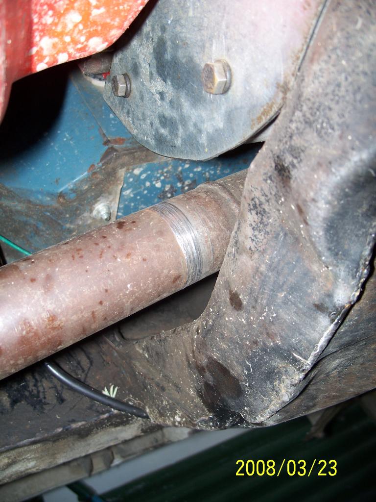 landrover/2008-03-23_mudflaps/Front Propshaft.jpg